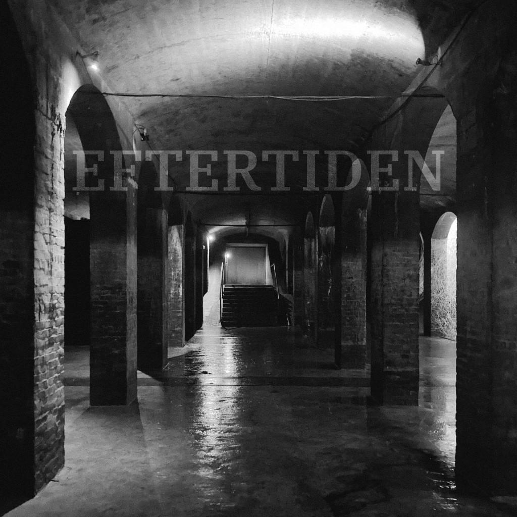 Eftertiden Podcast Artwork – black and white underground cistern. Arches on each side, steps in the distance.